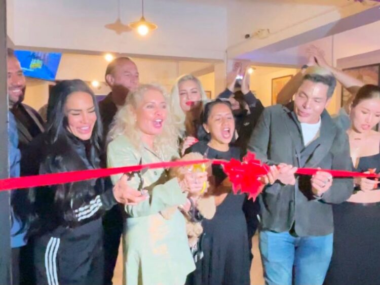 Pedro Montiel, Carla Estrada y Lis Vega durante la inauguración de Urban Flavors, nuevo espacio inspirado en el cine mexicano.