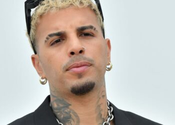 Rauw Alejandro durante una presentación; el cantante enfrenta rumores sobre un supuesto nacimiento de su primer hijo, información que aún no confirma.