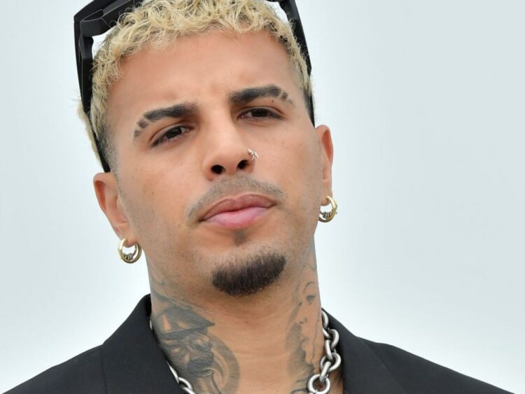 Rauw Alejandro durante una presentación; el cantante enfrenta rumores sobre un supuesto nacimiento de su primer hijo, información que aún no confirma.