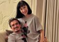Susana Zabaleta y Ricardo Pérez durante una aparición pública, sonrientes y juntos ante las cámaras.