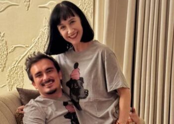 Susana Zabaleta y Ricardo Pérez durante una aparición pública, sonrientes y juntos ante las cámaras.