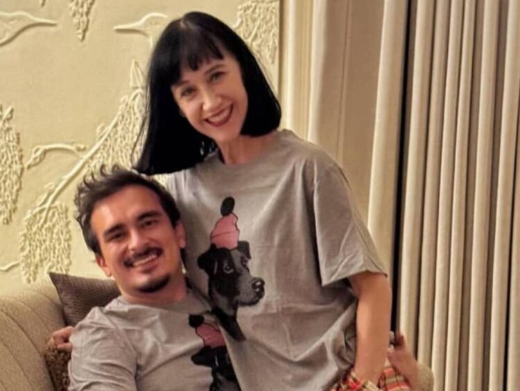 Susana Zabaleta y Ricardo Pérez durante una aparición pública, sonrientes y juntos ante las cámaras.