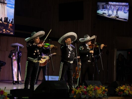 Mariachi Vargas de Tecalitlán durante el concierto Inmortales: El Canto Eterno de México en el Centro Cultural Roberto Cantoral.