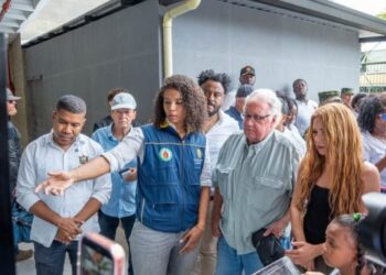 Shakira durante su visita a la Universidad Tecnológica del Chocó para evaluar los daños causados por el terremoto y apoyar la reconstrucción educativa.