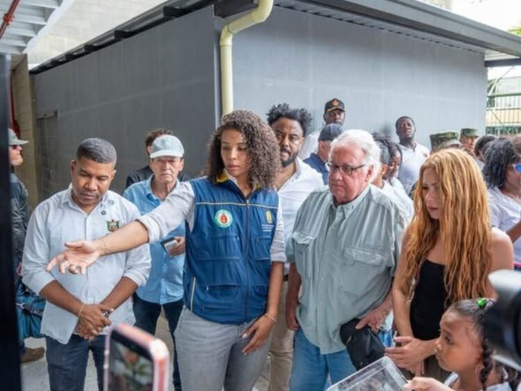 Shakira durante su visita a la Universidad Tecnológica del Chocó para evaluar los daños causados por el terremoto y apoyar la reconstrucción educativa.