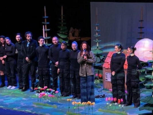 Fernanda Castillo durante el inicio de temporada de Django con la soga al cuello en el Centro Cultural del Bosque, donde acompañó al elenco como madrina de honor.
