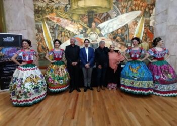 Ballet Folklórico de México de Amalia Hernández durante una presentación escénica con bailarines en vestuario tradicional mexicano.