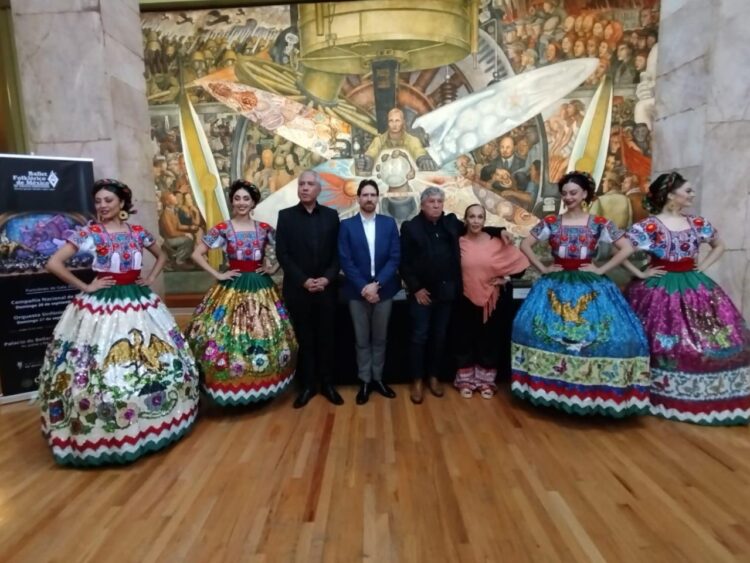 Ballet Folklórico de México de Amalia Hernández durante una presentación escénica con bailarines en vestuario tradicional mexicano.