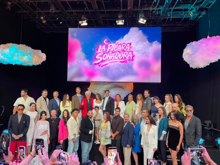 Abril Di Yorio y Darío Duque, protagonistas de la nueva versión de La Pícara Soñadora, durante la presentación de la serie, que llegará a Canal 5 y ViX el 24 de agosto de 2026.
