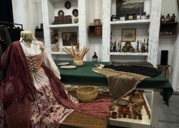 Lourdes García y Cristián Calónico durante el corte de listón de la Galería La piel de las películas en los Estudios Churubusco.