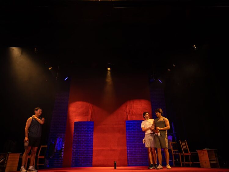 Elenco de la obra “Four Play” durante una escena de la puesta en escena en el Teatro Gilberto Cantón.