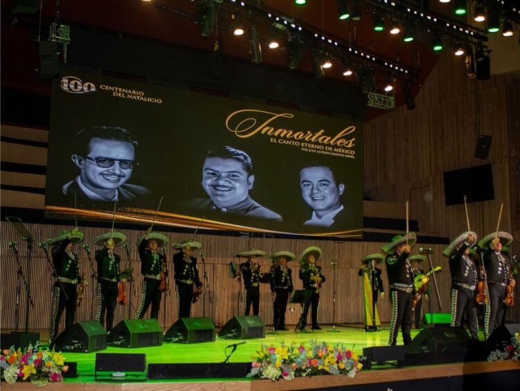 Mariachi Vargas de Tecalitlán durante el concierto Inmortales: El Canto Eterno de México en el Centro Cultural Roberto Cantoral.