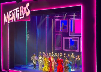 Ernesto D’Alessio durante su debut como Emanuel Mijares en el musical Mentidrags, ante un teatro lleno y un público entusiasta.