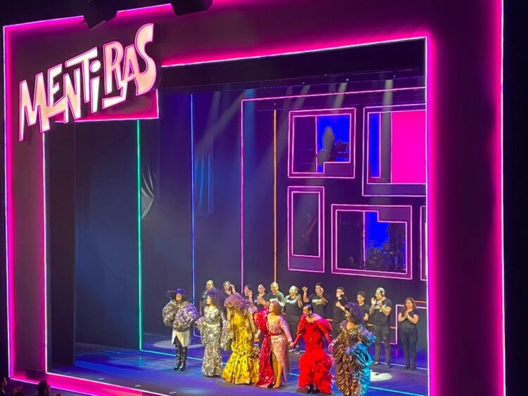 Ernesto D’Alessio durante su debut como Emanuel Mijares en el musical Mentidrags, ante un teatro lleno y un público entusiasta.