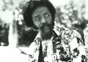 Benny Latimore, cantante, pianista y compositor estadounidense, durante una presentación musical.