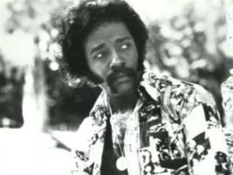 Benny Latimore, cantante, pianista y compositor estadounidense, durante una presentación musical.