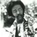 Benny Latimore, cantante, pianista y compositor estadounidense, durante una presentación musical.