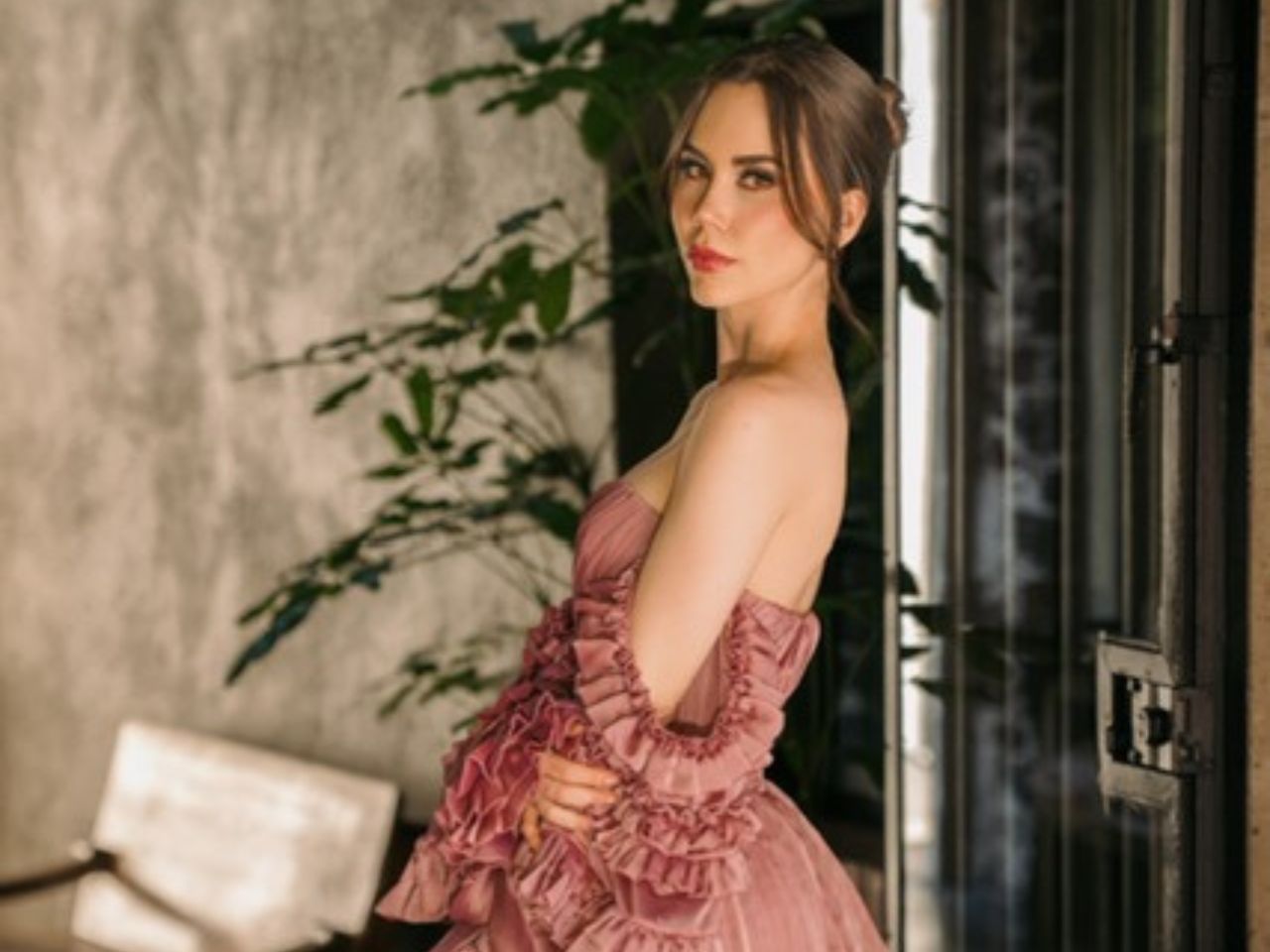 Ximena Ochoa, representante de la Ciudad de México en Miss Universe México 2026, posa durante una sesión fotográfica previa a la final nacional del certamen.