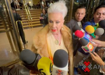 Laura Zapata sonríe durante un encuentro con la prensa, donde habla sobre su cumpleaños, reconocimientos y los procesos legales que enfrenta.