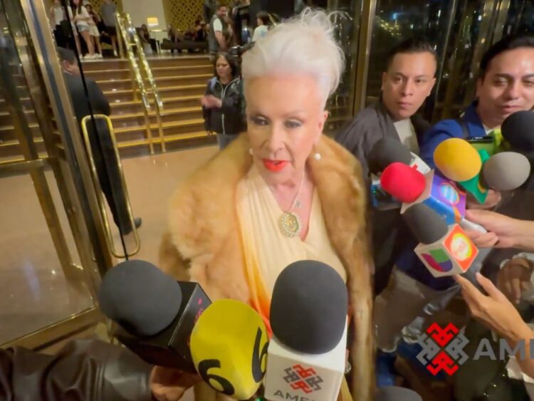 Laura Zapata sonríe durante un encuentro con la prensa, donde habla sobre su cumpleaños, reconocimientos y los procesos legales que enfrenta.