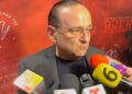 Lalo España conversa con la prensa durante un evento teatral, donde habla de su vida sentimental, sus proyectos y su postura sobre los realities.