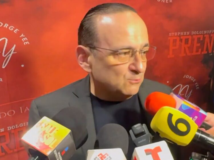 Lalo España conversa con la prensa durante un evento teatral, donde habla de su vida sentimental, sus proyectos y su postura sobre los realities.