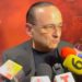 Lalo España conversa con la prensa durante un evento teatral, donde habla de su vida sentimental, sus proyectos y su postura sobre los realities.