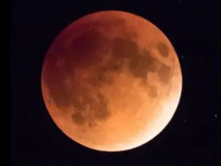 Eclipse parcial de Luna visible desde México durante la noche del 27 de agosto de 2026, con la sombra de la Tierra cubriendo gran parte del disco lunar.