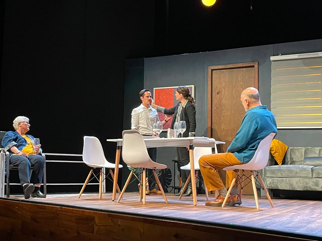 El elenco de Los vecinos de arriba interpreta una comedia sobre las relaciones de pareja y los desafíos de la comunicación durante su temporada en el Teatro Milán.