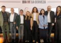 Botellas y vasos de cerveza representan la campaña "El Lado C de la Cerveza", iniciativa que resalta la contribución económica, social y ambiental de la industria cervecera mexicana.