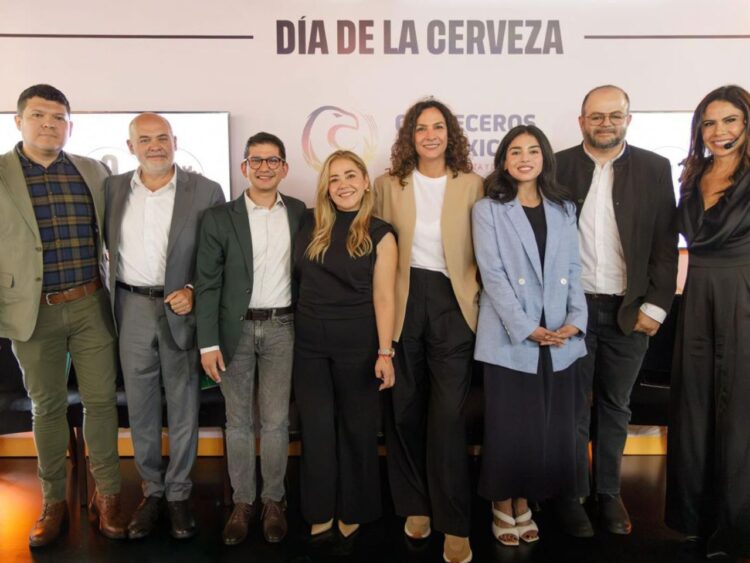 Botellas y vasos de cerveza representan la campaña "El Lado C de la Cerveza", iniciativa que resalta la contribución económica, social y ambiental de la industria cervecera mexicana.
