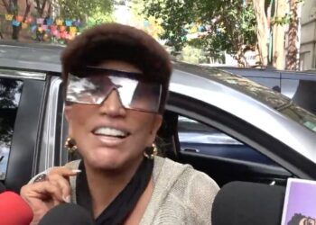 Laura León durante un encuentro con medios, donde habló sobre sus próximos proyectos y su deseo de colaborar musicalmente con Julión Álvarez.