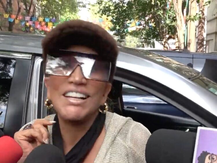 Laura León durante un encuentro con medios, donde habló sobre sus próximos proyectos y su deseo de colaborar musicalmente con Julión Álvarez.