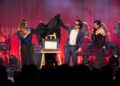 Susana Zabaleta sostiene el reconocimiento que le entregó el Lunario del Auditorio Nacional durante la celebración de sus 40 presentaciones, antes de ofrecer el concierto "Tú serás mi baby".