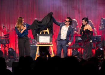 Susana Zabaleta sostiene el reconocimiento que le entregó el Lunario del Auditorio Nacional durante la celebración de sus 40 presentaciones, antes de ofrecer el concierto "Tú serás mi baby".