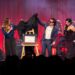 Susana Zabaleta sostiene el reconocimiento que le entregó el Lunario del Auditorio Nacional durante la celebración de sus 40 presentaciones, antes de ofrecer el concierto "Tú serás mi baby".