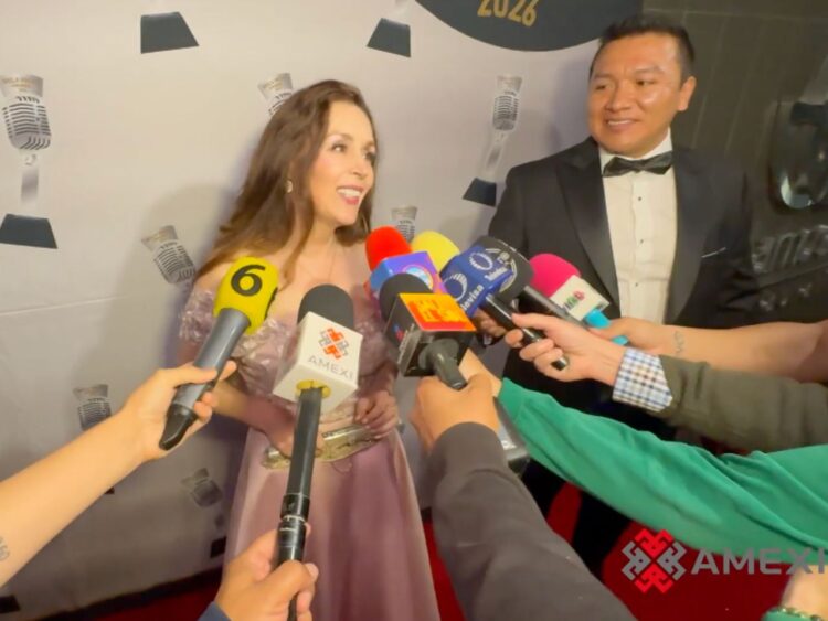 La actriz Cecilia Tijerina habla con representantes de los medios durante una entrevista, en la que ofrece disculpas públicas a Gabriel Soto y explica por qué no busca reconciliarse con Kate del Castillo.