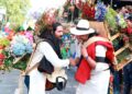 Silleteros participan en la Feria de las Flores de Medellín 2026 con coloridos arreglos florales que representan las tradiciones de Antioquia.