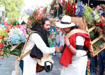 Silleteros participan en la Feria de las Flores de Medellín 2026 con coloridos arreglos florales que representan las tradiciones de Antioquia.