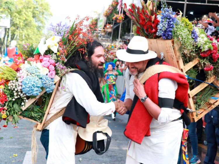 Silleteros participan en la Feria de las Flores de Medellín 2026 con coloridos arreglos florales que representan las tradiciones de Antioquia.