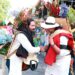 Silleteros participan en la Feria de las Flores de Medellín 2026 con coloridos arreglos florales que representan las tradiciones de Antioquia.
