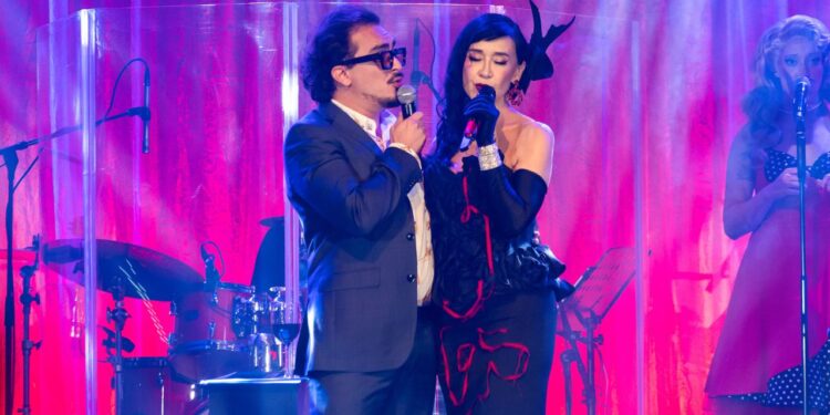 Susana Zabaleta sostiene el reconocimiento que le entregó el Lunario del Auditorio Nacional durante la celebración de sus 40 presentaciones, antes de ofrecer el concierto "Tú serás mi baby".