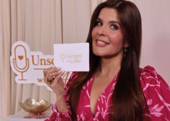 Adriana Cataño, actriz, presentadora y empresaria, durante la primera temporada de su podcast “Unscripted with Adri”.
