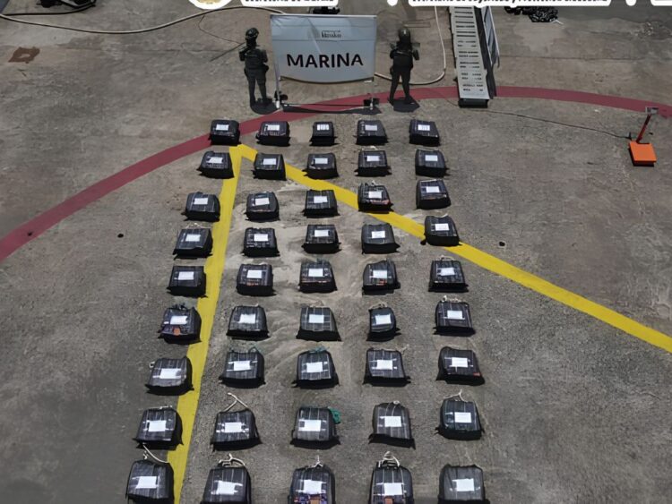 Efectivos de Marina custodian la presunta cocaína asegurada en el Pacífico. AMEXI Foto