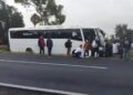 Accidente de autobús fuera de la cinta asfáltica, en la autopista México-Pirámides. AMEXI Foto Protección Civil del Estado de México