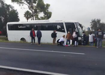 Accidente de autobús fuera de la cinta asfáltica, en la autopista México-Pirámides. AMEXI Foto Protección Civil del Estado de México