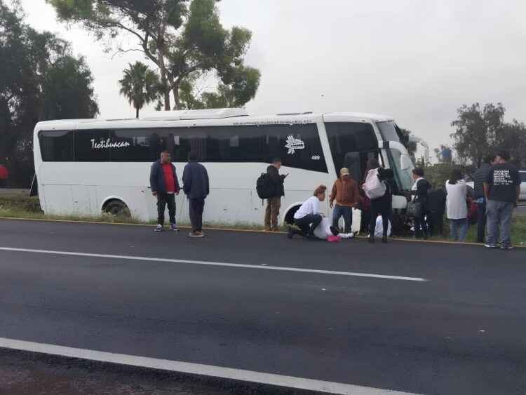 Accidente de autobús fuera de la cinta asfáltica, en la autopista México-Pirámides. AMEXI Foto Protección Civil del Estado de México