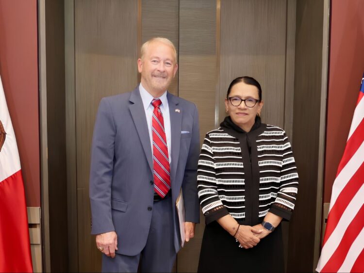 El embajador de Estados Unidos Ronald D. Johnson y la secretaria de Gobernación, Rosa Icela Rodríguez. Agenda bilateral. AMEXI Foto X / rosaicela_
