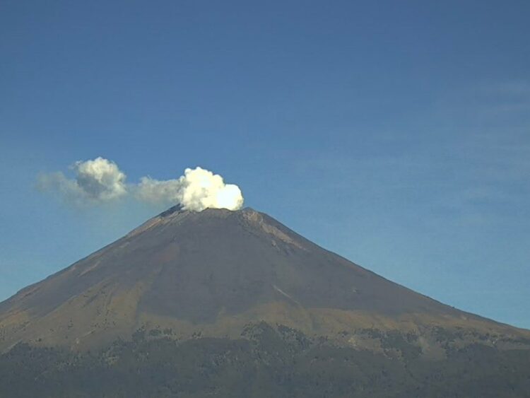 El Popocatépetl registró 26 exhalaciones y un sismo volcanotectónico. Cenapred mantiene el semáforo en Amarillo Fase 2. | AMEXI/FOTO: Cenapred