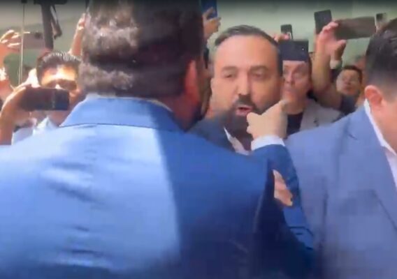 El enfrentamiento ocurre en el Patio del Federalismo, donde el diputado priista Carlos Eduardo Gutiérrez Mancilla, y el vocero de Morena en la Cámara de Diputados, Arturo Ávila, empezaron a confrontarse con palabras que pasaron a los empujones.